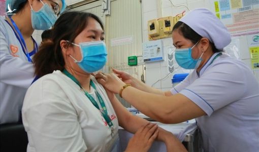 Sở Y tế TPHCM thông tin về 3 người bị phản ứng sau tiêm vaccine COVID-19