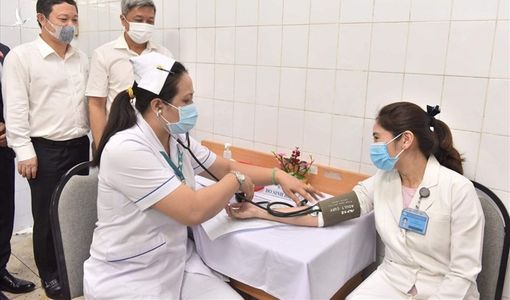 Tình trạng sức khỏe của 377 người đầu tiên Việt Nam được tiêm vaccine Covid-19 thế nào?