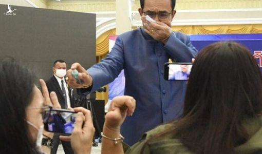 Bị hỏi xoáy, thủ tướng Thái Lan bất ngờ xịt nước rửa tay vào mặt phóng viên