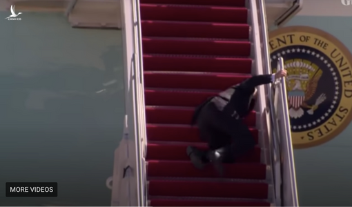 Clip: Tổng thống Mỹ Joe Biden liên tục vấp ngã khi bước lên chuyên cơ