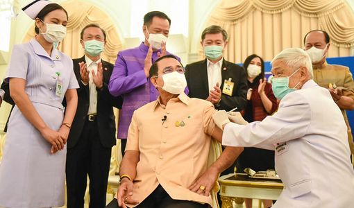 Thủ tướng Thái Lan tiêm vaccine AstraZeneca đầu tiên