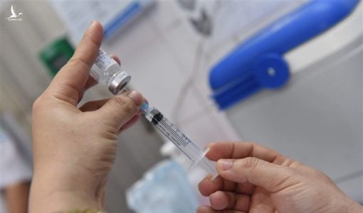 Chuyên gia: Phản ứng phụ của vaccine COVID-19 tại Việt Nam trong ngưỡng cho phép