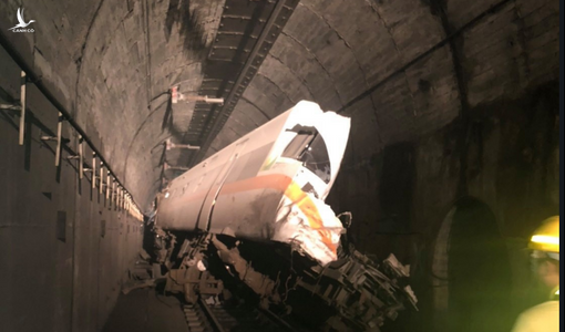 Tàu hỏa Đài Loan trật đường ray trong hầm, nhiều người có thể chết