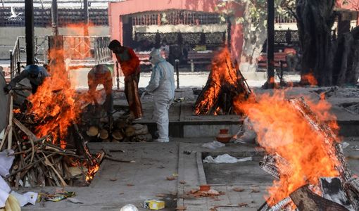 Bãi hỏa thiêu chồng chất tử thi, Ấn Độ ‘thất thủ’ vì Covid-19