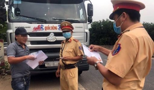 Phạt tài xế và chủ xe hơn 41 triệu vì chở quá tải 130%