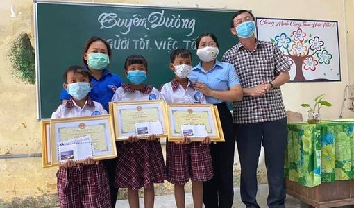 Tuyên dương 3 học sinh Kiên Giang nhặt 42 triệu đồng mang trả lại