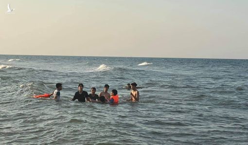 Đại úy công an cứu một học sinh đuối nước trên biển Quảng Ninh