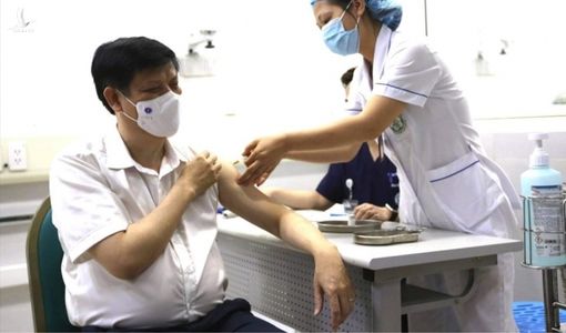 Bộ trưởng Nguyễn Thanh Long tiêm vaccine phòng COVID-19