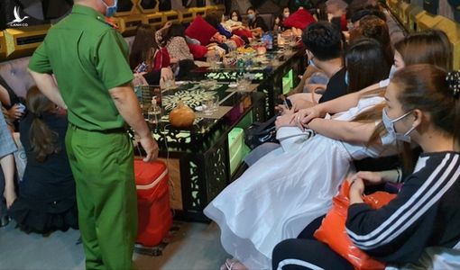 Nhóm khách người Trung Quốc hát karaoke bất chấp lệnh cấm ở trung tâm TP HCM