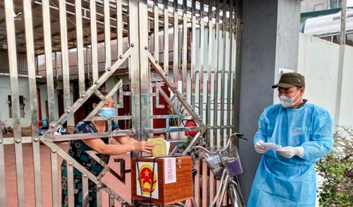 Tâm dịch Bắc Giang: Tổ bầu cử đạp xe chở hòm phiếu đến tận nhà để dân bầu cử