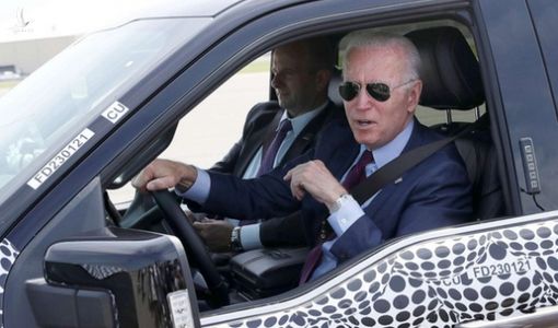 Ông Biden lái xe điện, nói đùa sẽ cán phóng viên nếu hỏi về Israel – Hamas