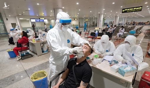 Cần yêu cầu xét nghiệm Covid-19 tất cả hành khách sử dụng dịch vụ hàng không