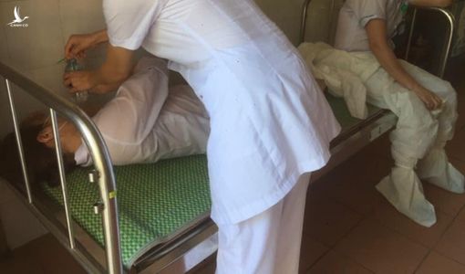 Xót xa nữ nhân viên y tế bị ngất khi đi lấy mẫu ở vùng dịch lớn