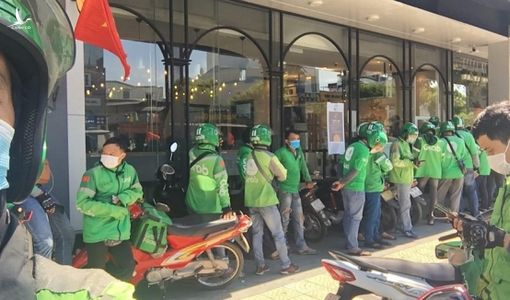 Dừng giao hàng phòng Covid-19, shipper buồn bã thất nghiệp: ‘Nổ đơn liên tục được mấy ngày’