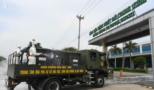 8 tiếng ‘đói không dám ăn, khát không dám uống’ ở tuyến đầu chống Covid-19