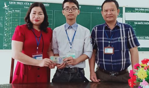 2 học sinh Nghệ An và Hà Tĩnh nhặt được tiền và 3 cây vàng trả lại người mất