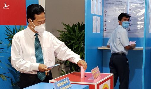 Hình ảnh nguyên Thủ tướng Nguyễn Tấn Dũng đi bầu cử