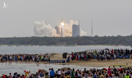Tên lửa khổng lồ Trung Quốc sắp rơi xuống Trái đất, đang được ‘giám sát chặt’
