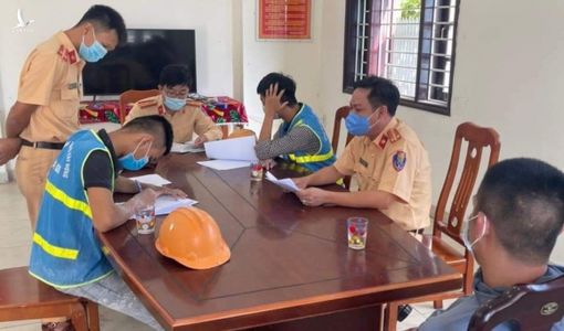 Bắt được ‘quái xế’ bịt mắt, trùm đầu lái xe máy ‘câu view’ trên TikTok