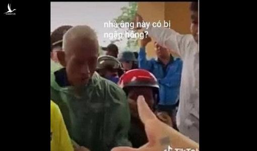 Ông già không được quà từ thiện