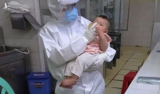 Em bé mắc COVID-19 bú sữa bình trong lòng nữ bác sĩ khiến nhiều người rơi lệ