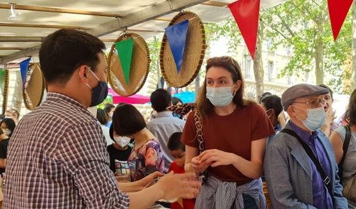 Vải thiều Việt Nam thu hút khách Pháp