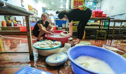 CLIP: Người dân Thủ đô dọn dẹp hàng quán xuyên đêm để đón khách trở lại