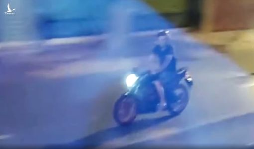 Vợ đi cách ly, chồng quệt nước mắt chạy xe máy đuổi theo tiễn