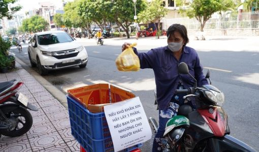 Ấm áp những phần quà mùa giãn cách tại TP.HCM