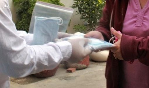Công an đề nghị người dân cảnh giác kẻ xấu phát khẩu trang tẩm thuốc mê