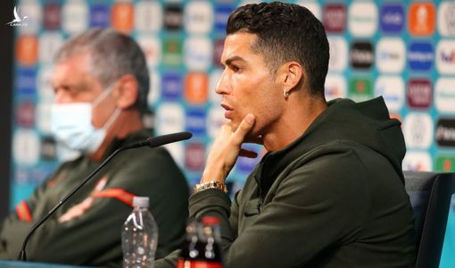 Vì sao UEFA nổi giận với sự cố của Ronaldo?