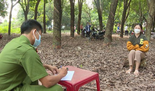 Phạt 450 triệu đồng chủ doanh nghiệp và người lao động kéo nhau tụ tập ở lô cao su