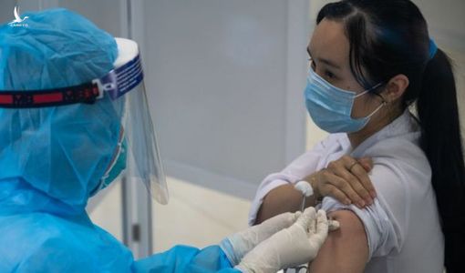 Phải tận dụng giãn cách để tăng tốc tiêm vắc xin