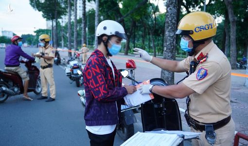 Thanh niên ra đường mua đồ ‘thiết yếu’ ai ngờ bị CSGT giam luôn xe