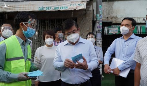 Chủ tịch TP.HCM thị sát chợ phát thẻ hàng ngày cho dân