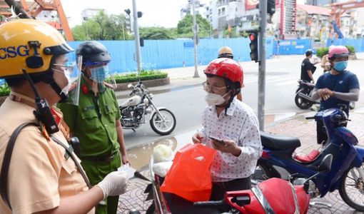 Nhiều người ‘cãi lý’ khi bị lập biên bản vì ra đường không lý do chính đáng