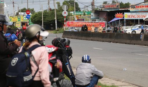 Long An chặn xe máy, nhiều người không thể về miền Tây