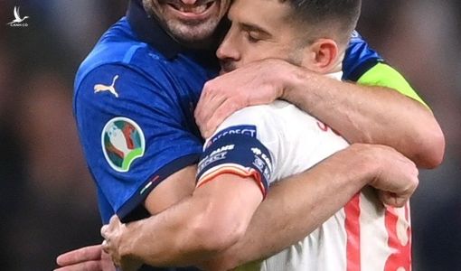 Phẩm chất lãnh đạo từ nụ cười tinh ranh của Chiellini