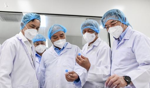 Chủ tịch nước Nguyễn Xuân Phúc: ‘Tiêm vaccine chậm là có lỗi với người dân’
