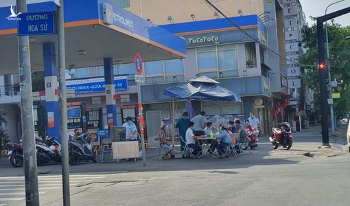 Đi ra ATM rút tiền mua đồ ăn bị phạt 1 triệu, đúng hay sai?