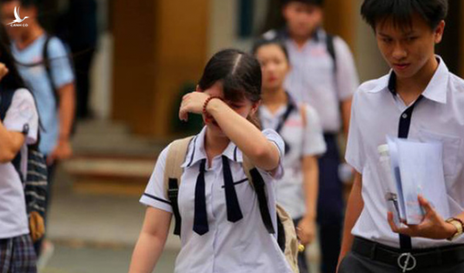 Câu chuyện đau lòng của nữ sinh bị mẹ bắt quỳ giữa sân trường vì không đỗ lớp 10