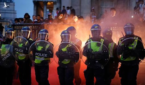 Bạo loạn nổ ra khắp London, fan cuồng tấn công cảnh sát sau trận thua của tuyển Anh