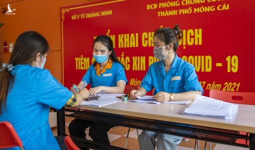 Hàng nghìn công nhân ở Quảng Ninh được tiêm vaccine Sinopharm