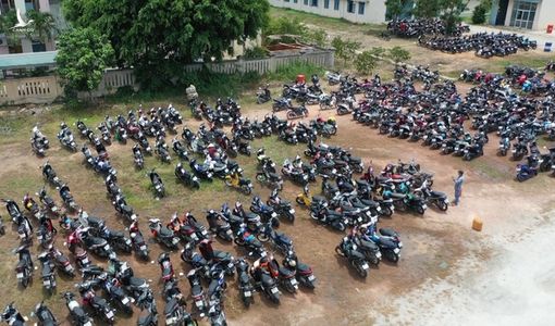 CSGT phun nước “tưới” hàng nghìn xe máy của người dân về từ phía Nam