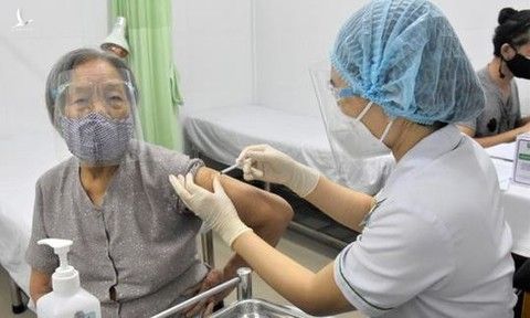 Đến cuối tháng 8, 70% người trên 18 tuổi ở TP.HCM được tiêm mũi 1