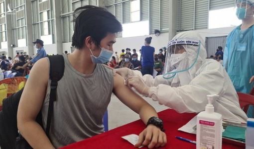 Nhiều phường hoãn tiêm do thiếu vắc xin, Bình Dương hỏa tốc ‘cầu cứu’ Bộ Y tế