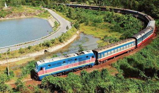 Xuất hiện tình trạng đu bám tàu hỏa về quê, tránh cách ly