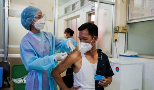 Campuchia bắt đầu tiêm mũi vắc xin COVID-19 thứ 3 để ngăn biến thể Delta