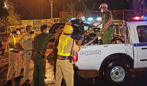 Một người nước ngoài ra đường sau 18h, thách thức công an ở TP.HCM