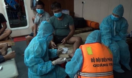 Tàu cá chìm trên biển Quảng Trị, 7 người được cứu, 2 người mất tích